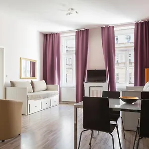 Royal Court Legerova *** Praag